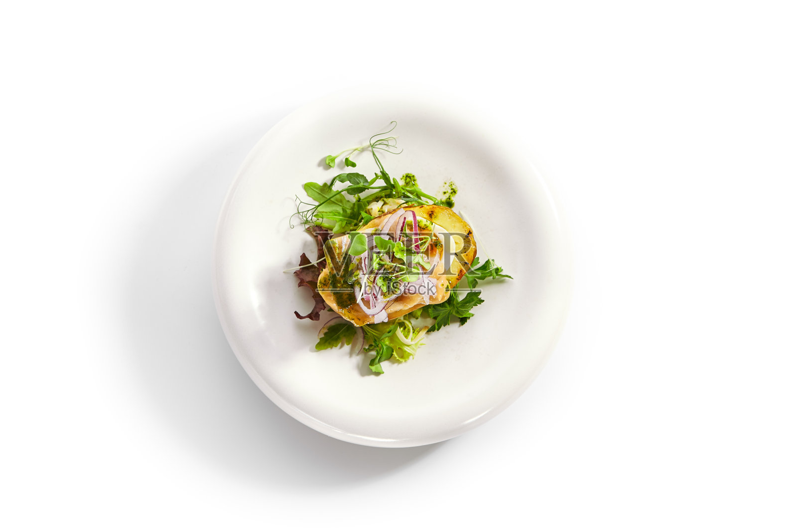 烤土豆加鸡蛋和腌洋葱照片摄影图片