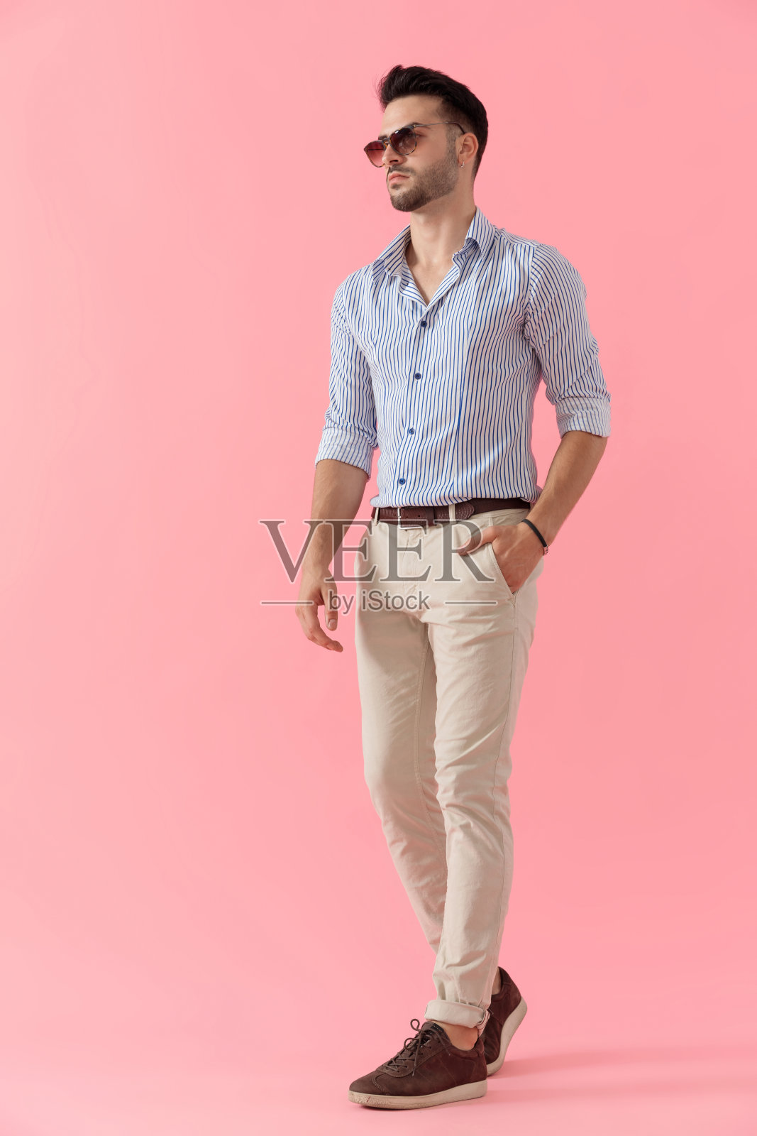 坚定的聪明的休闲男人手在口袋里照片摄影图片