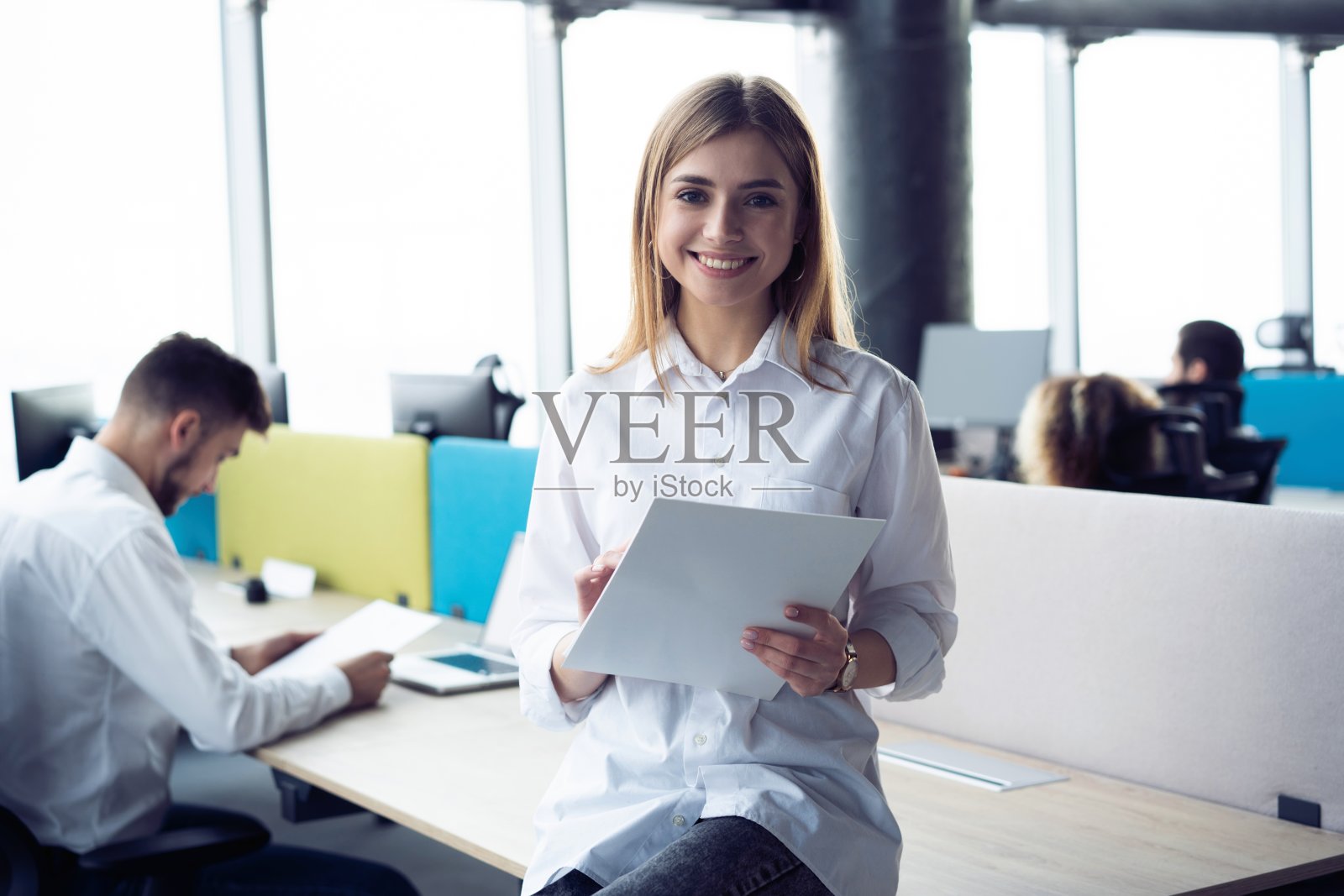 商业女性与她的员工，人们在现代明亮的室内办公室的背景。照片摄影图片