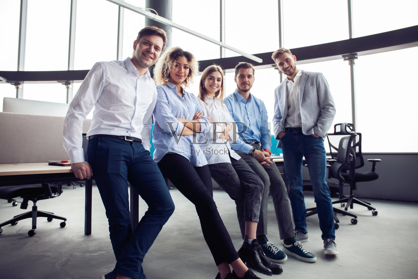 办公室里拥有快乐员工的成功友好团队照片摄影图片