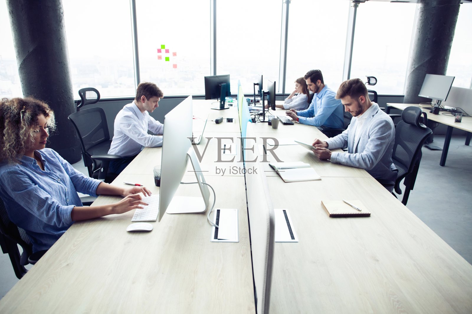 办公室生活：年轻商务人士在创意办公室中协同工作照片摄影图片