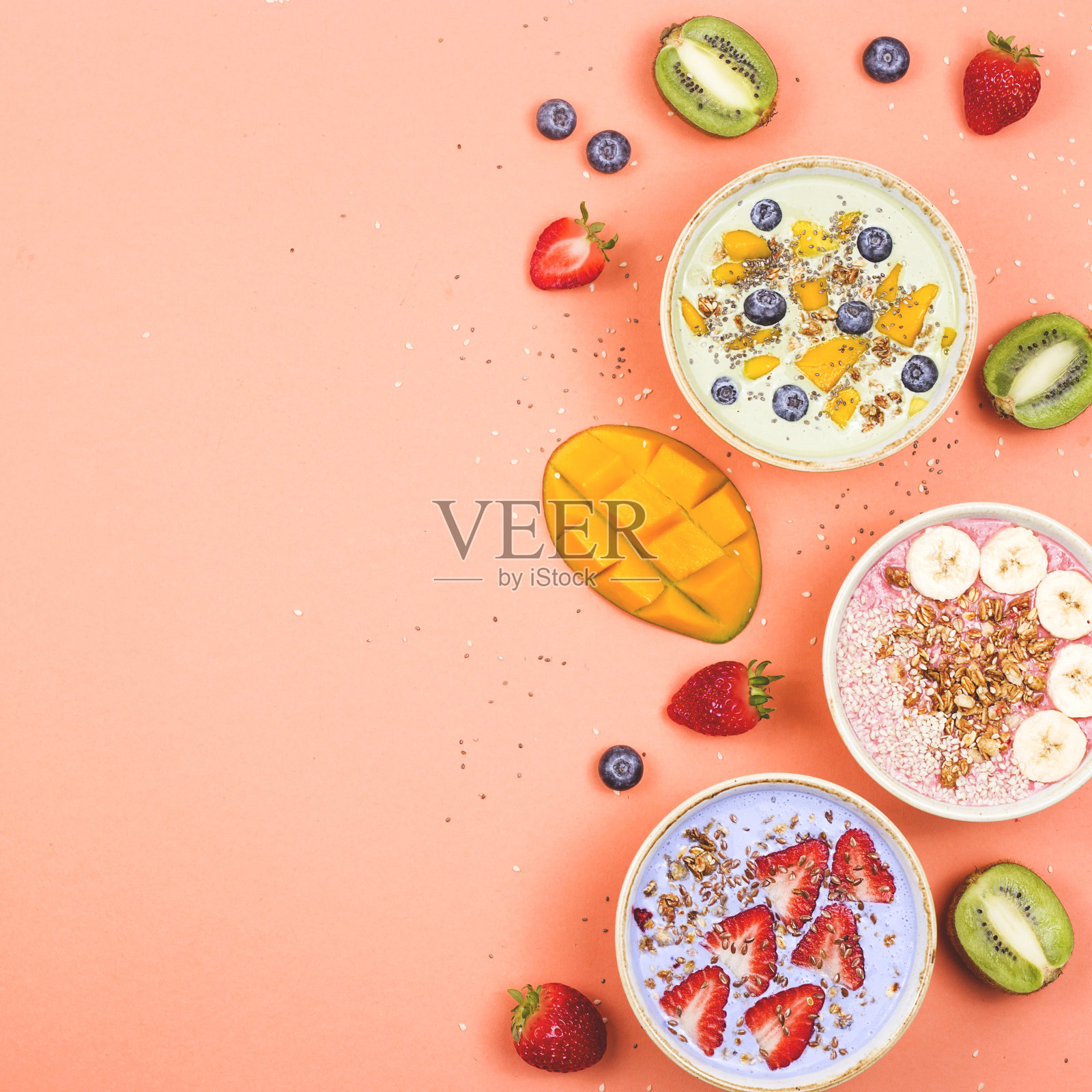 素食健康食品，由彩色冰沙搭配火柴和亮粉色的浆果制成。照片摄影图片