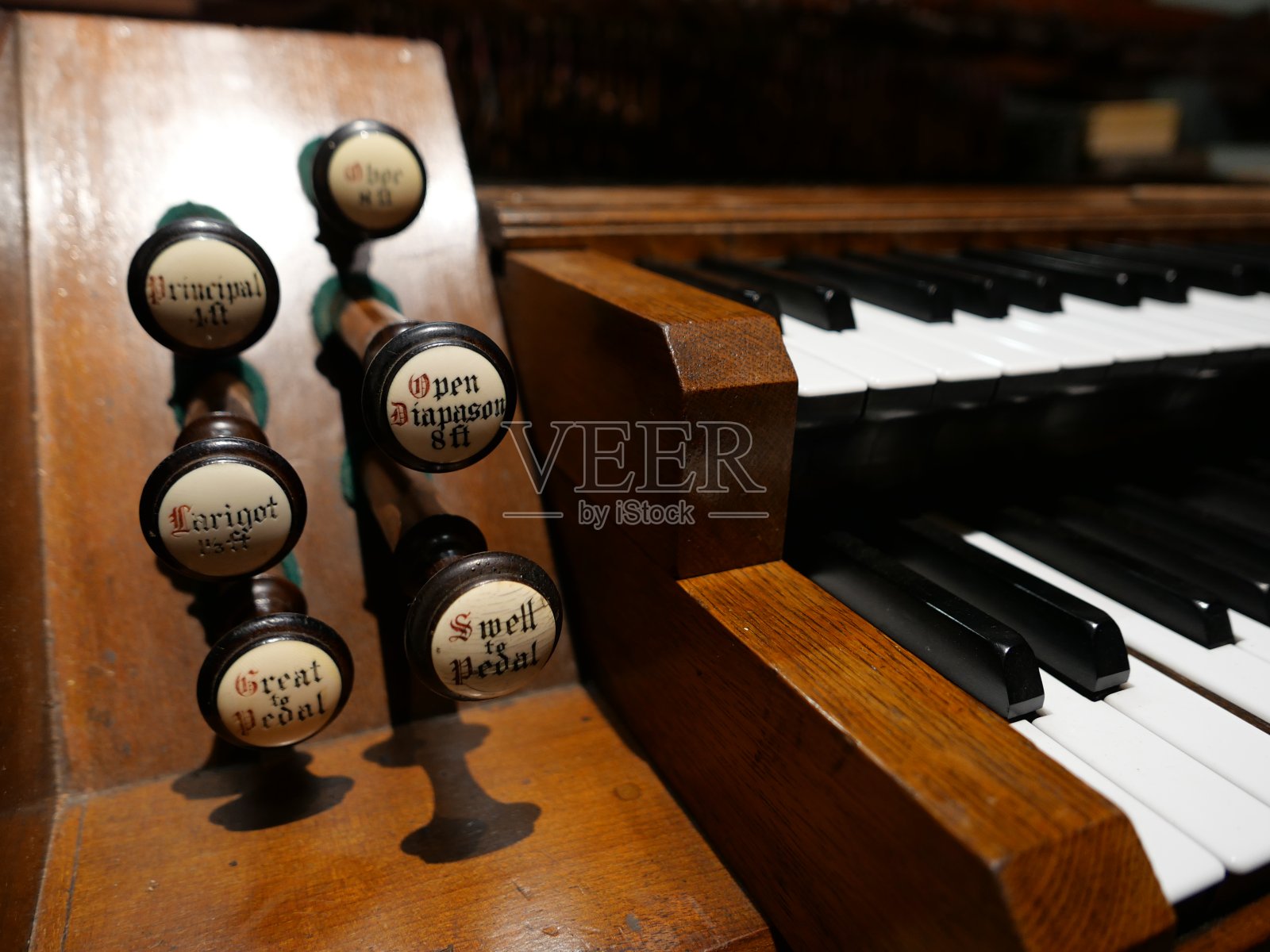 位于琴键两侧的教堂管风琴上的木制拉止旋钮照片摄影图片