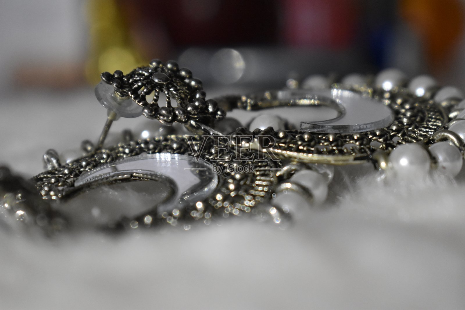 这是在艾哈迈达巴德拍摄的印度传统耳环。照片摄影图片