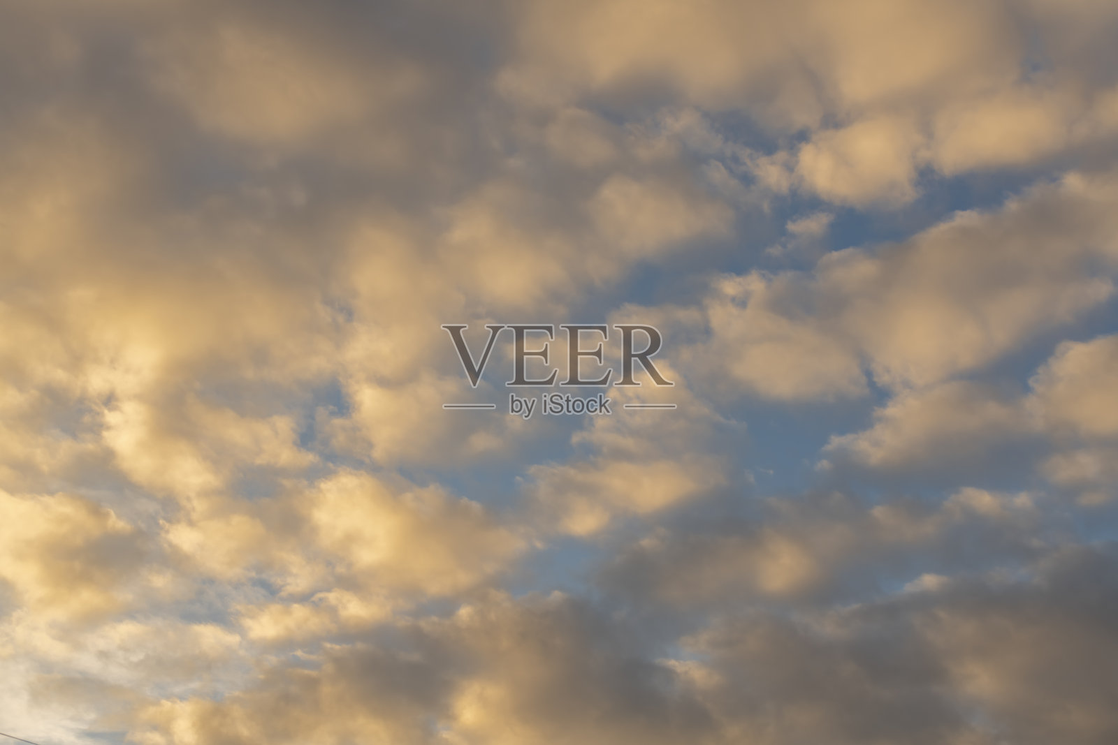 美丽绚丽的晚霞天空与云彩。自然的天空背景。照片摄影图片