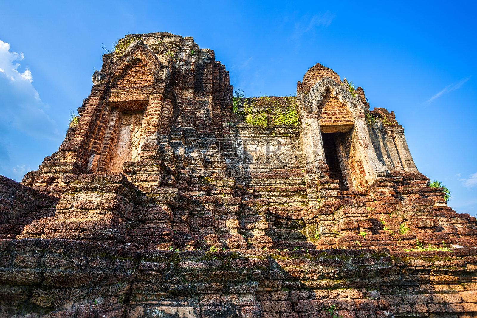 在朱拉曼尼Wat Chulamanee是一座佛教寺庙，是泰国彭沙洛的一个主要旅游景点。照片摄影图片