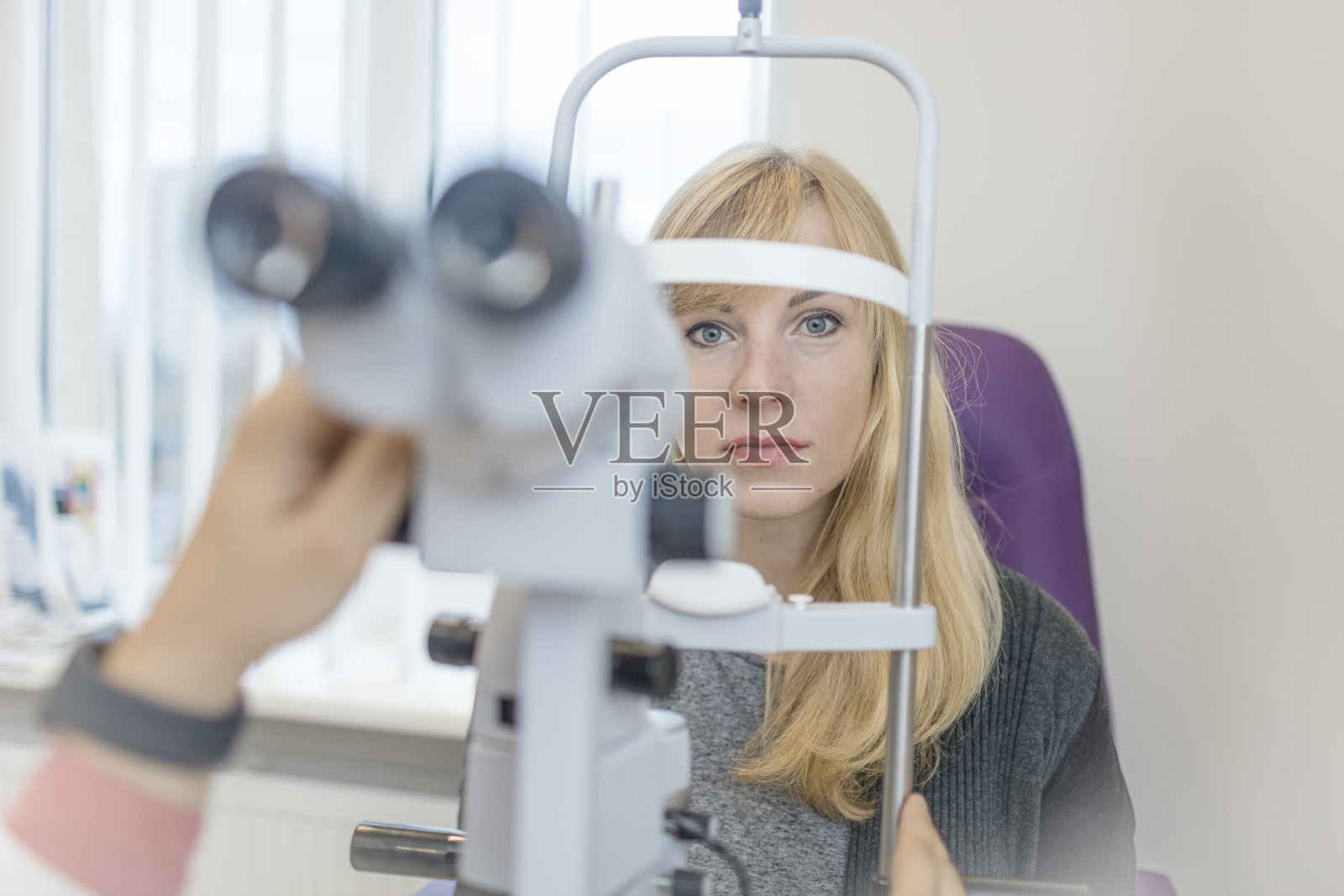 病人和验光师照片摄影图片