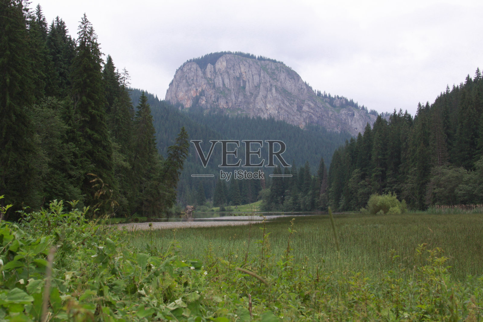 拉库Rosu和Suhardul Mic peak，罗马尼亚照片摄影图片