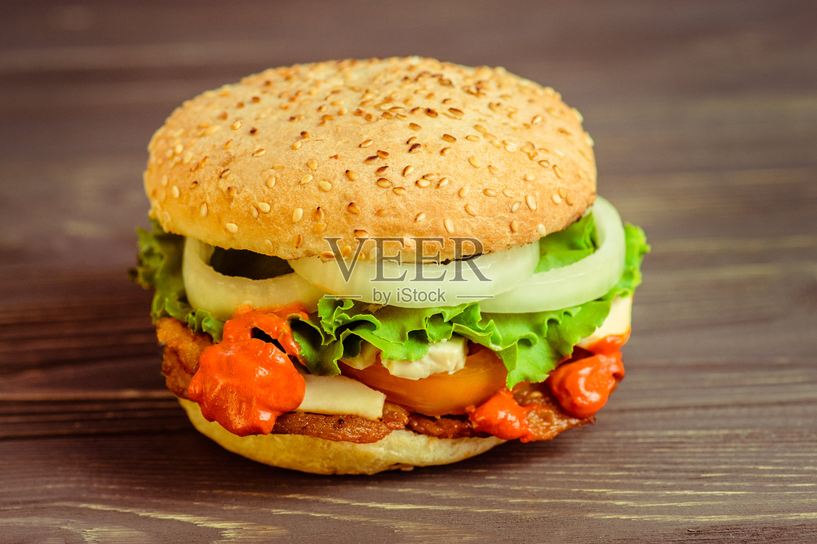 自制汉堡在黑暗的乡村木制背景近距离照片摄影图片