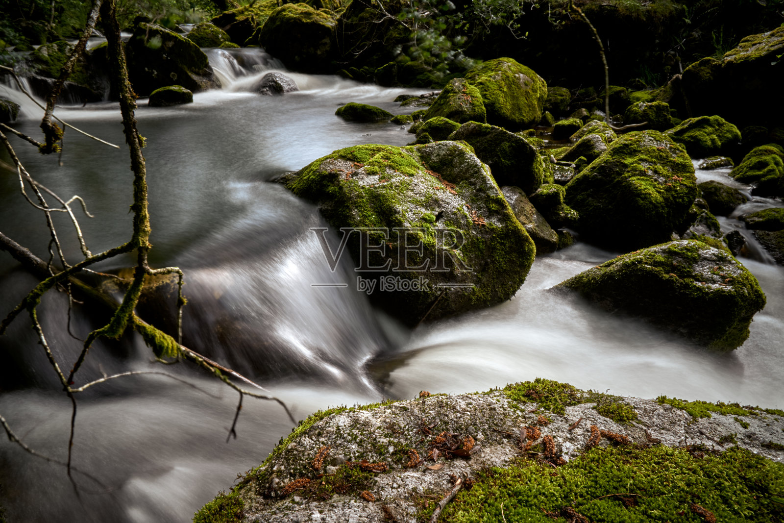 小溪上的瀑布照片摄影图片