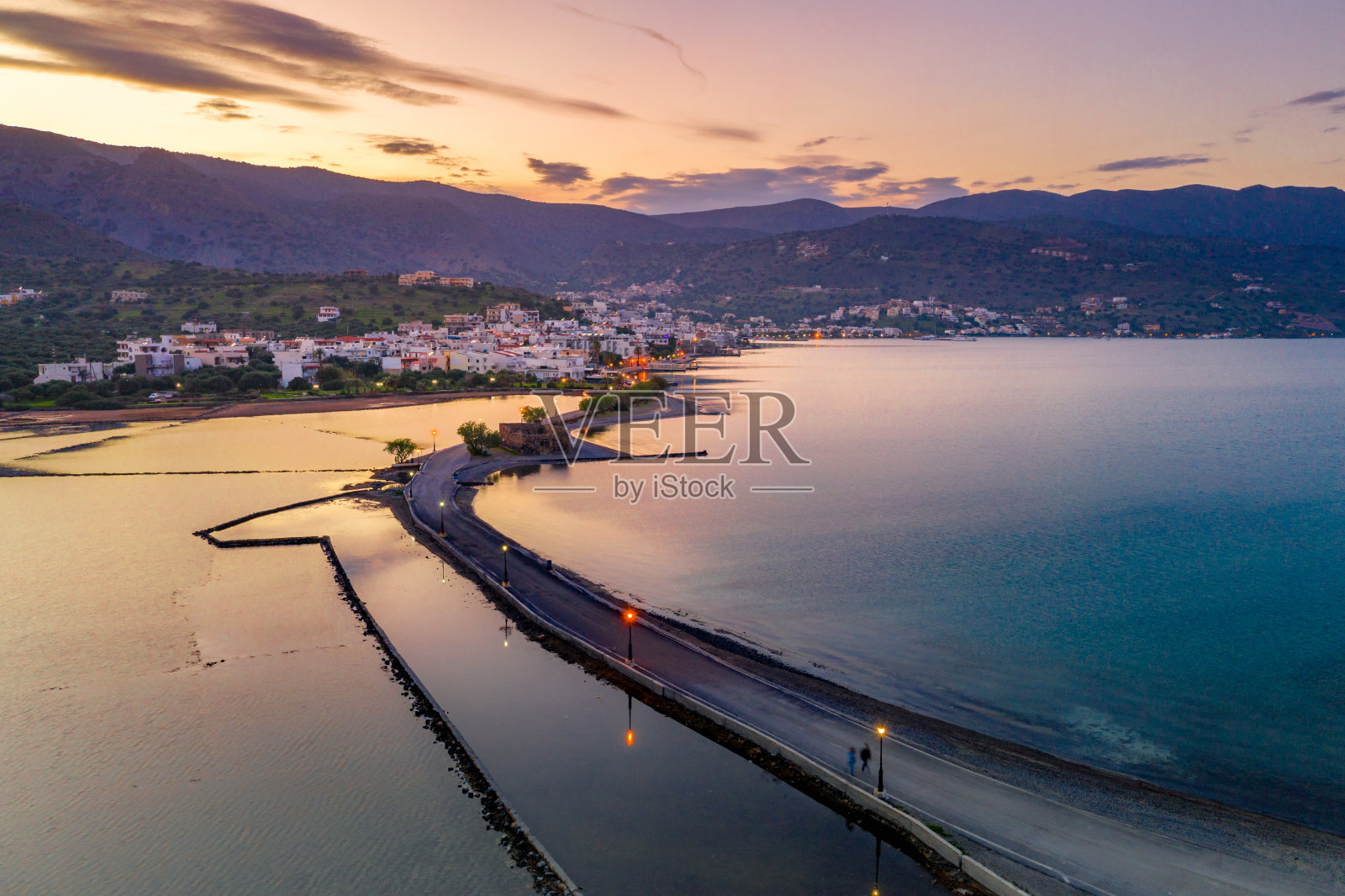 希腊克里特岛著名的埃隆达运河和古桥遗址。照片摄影图片