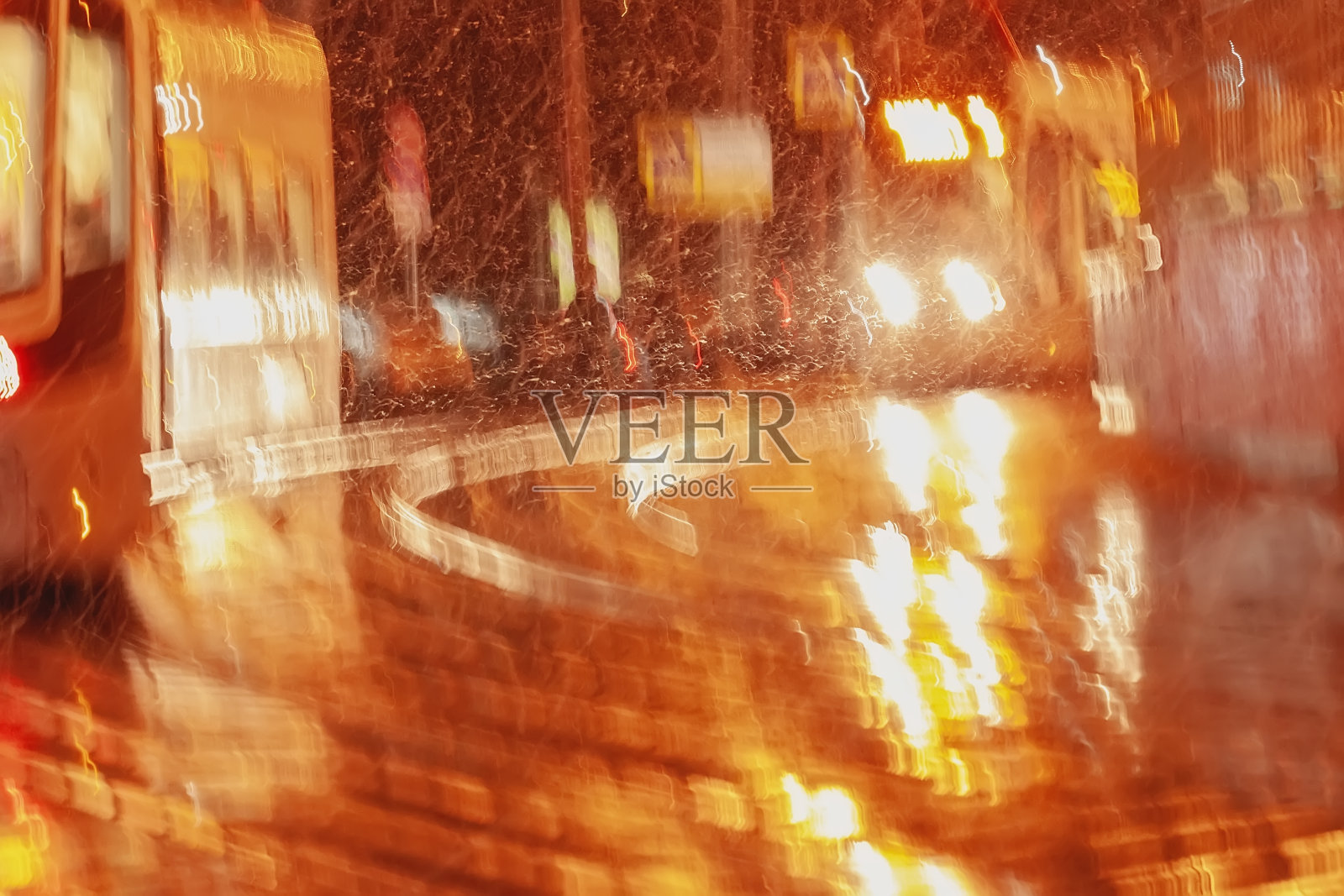 金色抽象模糊的城市背景在夜晚，雨后的深夜，许多有轨电车，闪闪发光的眩光照片摄影图片