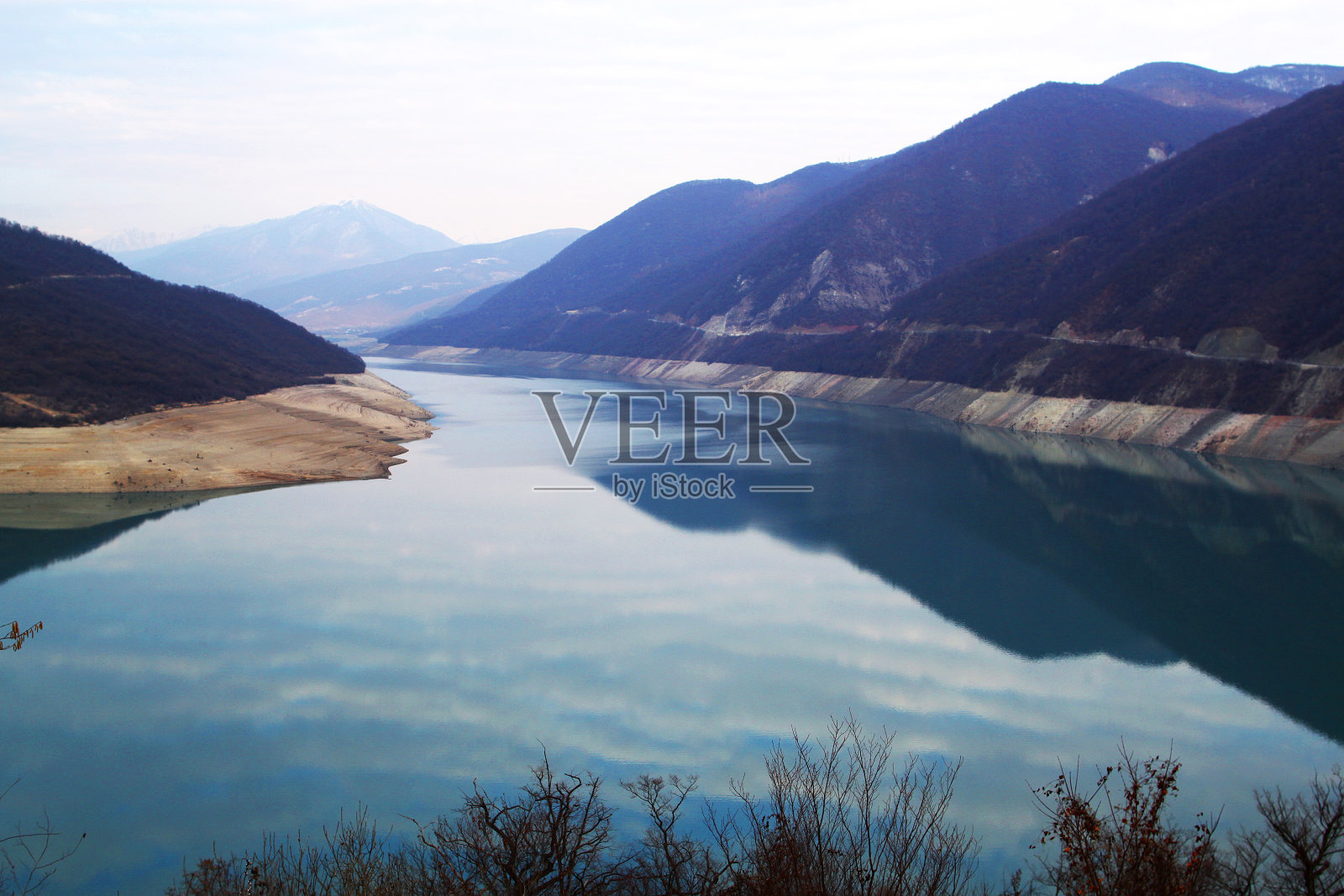 美丽的照片，不寻常的蓝色湖泊照片摄影图片