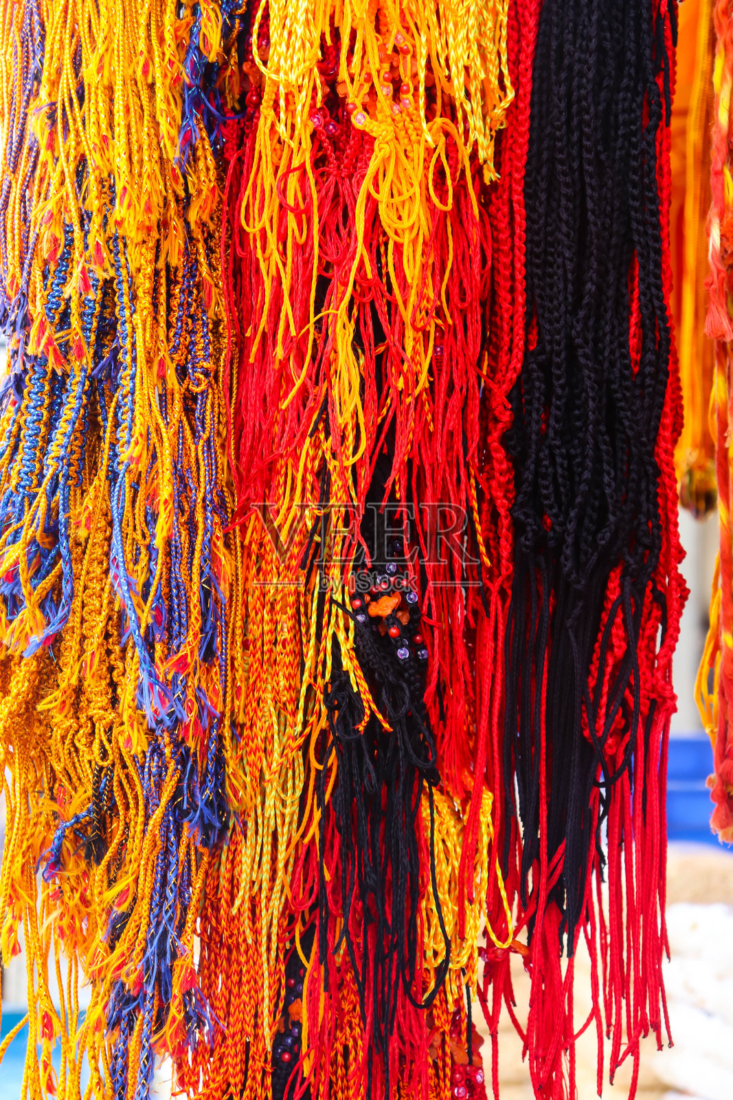 彩色的神圣宗教文化和印度人佩带的神圣线在印度崇拜和提供给神的偶像照片摄影图片