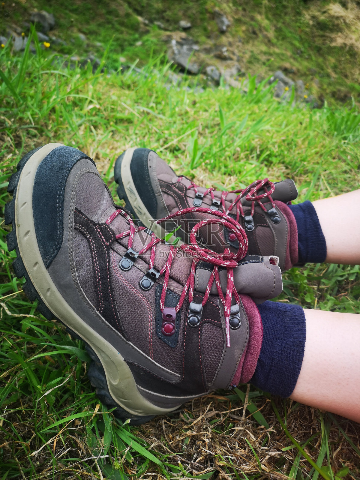 徒步旅行要穿合适的鞋子照片摄影图片