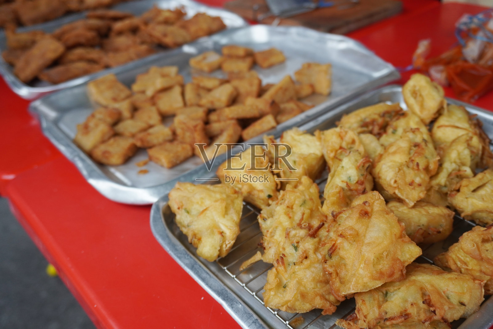 克塔姆岛的本地炸豆腐、鱼酱和海鲜饺子。照片摄影图片