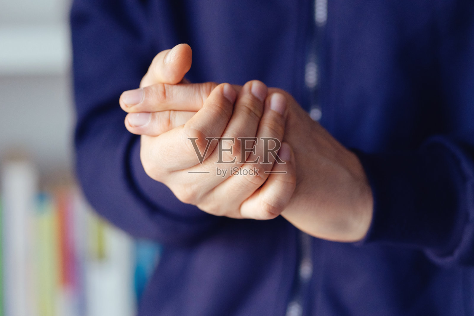 靠近年轻白种人男性的手的中间部分，手在一起手指在天照片摄影图片