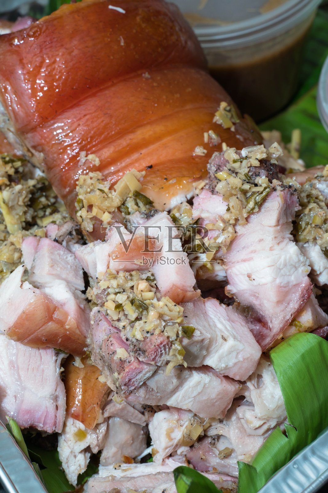 脆皮卷猪腩配肝酱和醋照片摄影图片