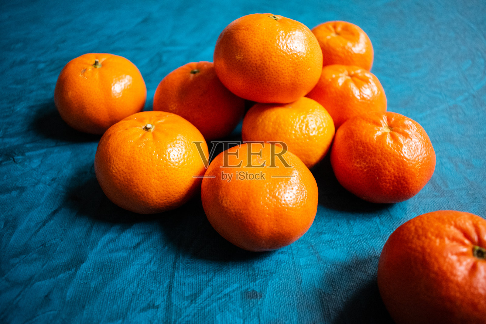 橘子上的蓝色，绿色的抽象背景。橘子汁照片摄影图片