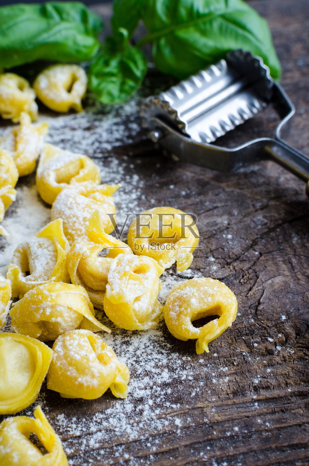 新鲜准备的意大利饺子照片摄影图片