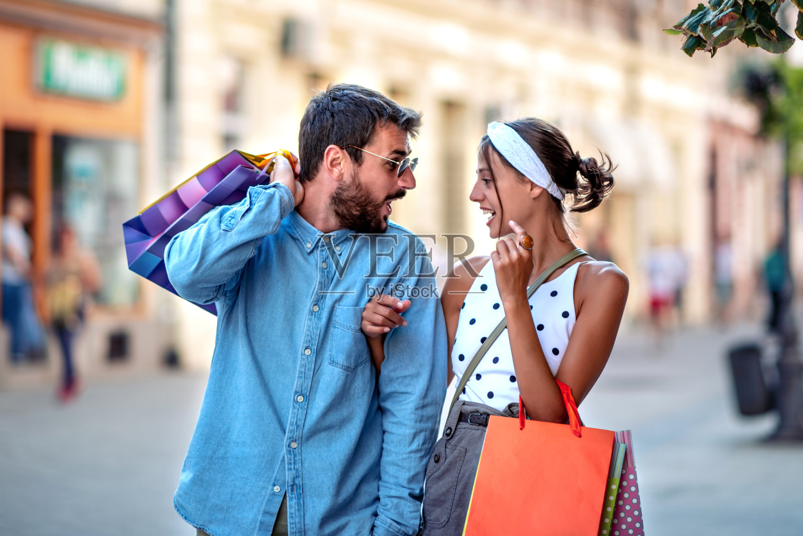 在户外行走的幸福情侣照片摄影图片