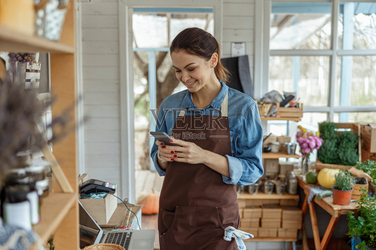 快乐迷人的女人盯着她的小玩意照片摄影图片
