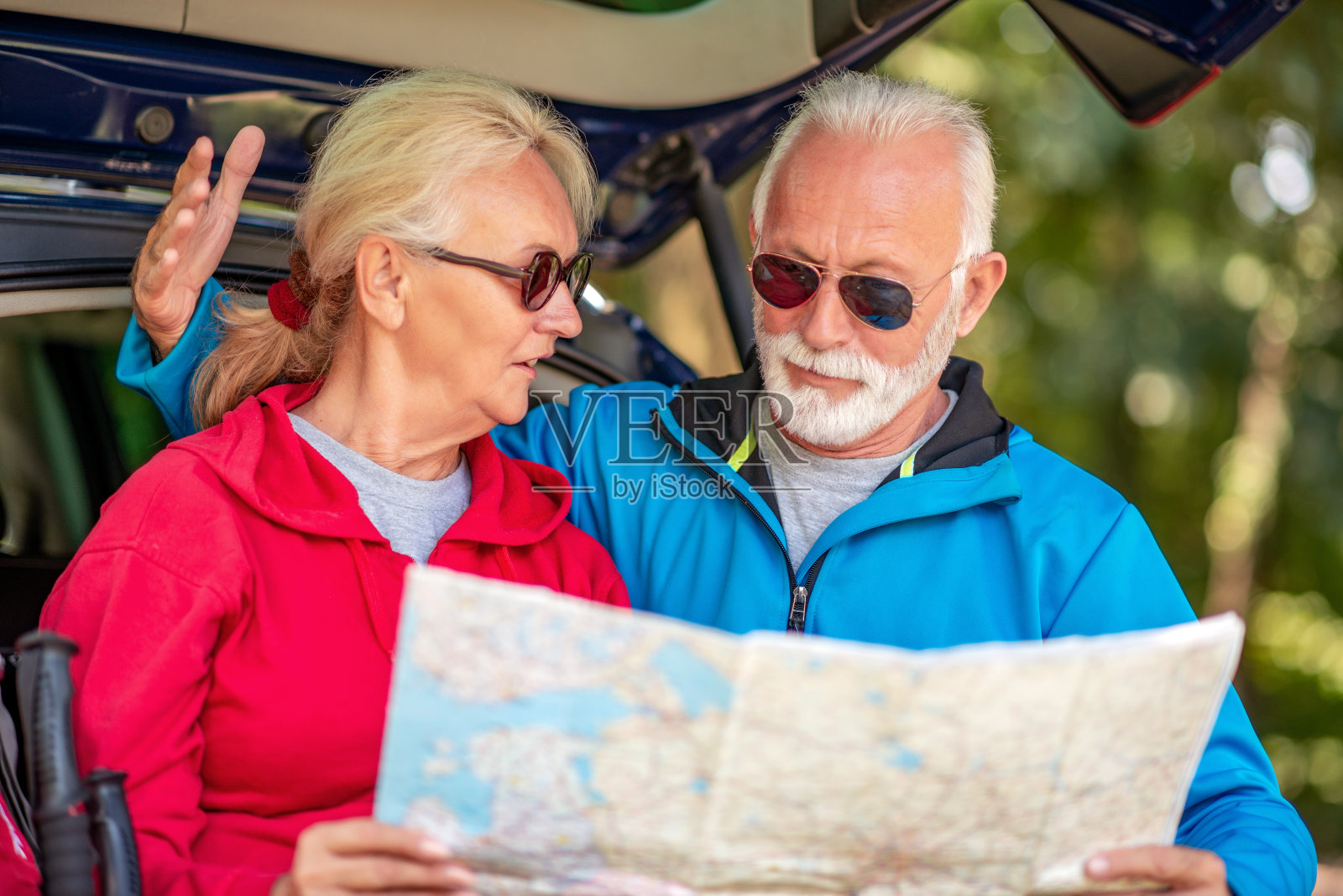 高级夫妇徒步旅行照片摄影图片