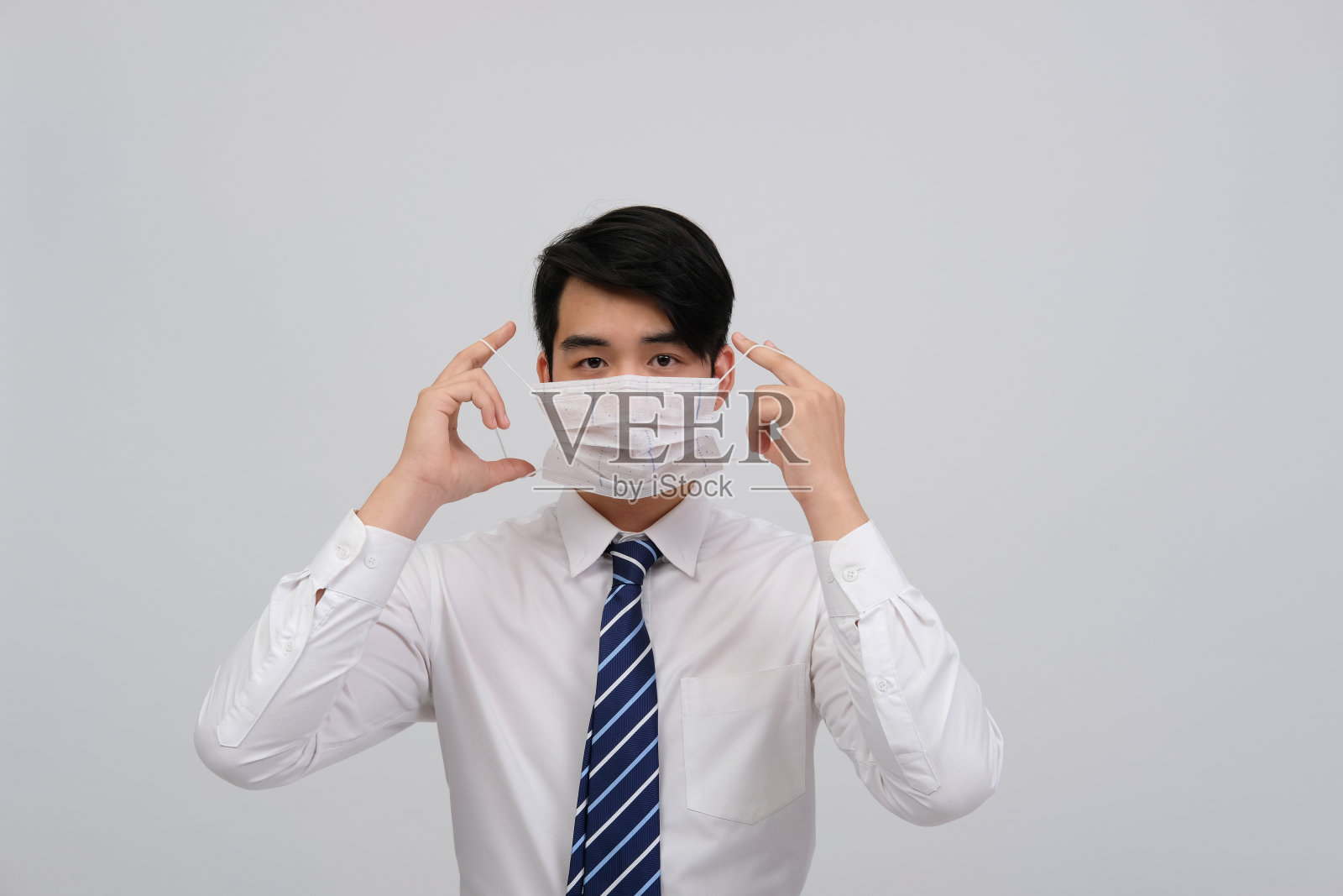 戴着防护口罩，预防感冒病毒细菌感染和污染的商人照片摄影图片