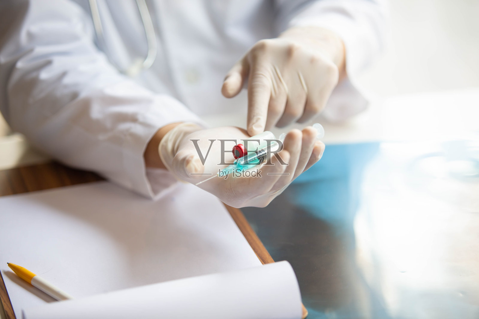 这名医生正在测试被冠状病毒Covid - 19污染的生物试管样本，并寻找对抗该病毒的疫苗或糖浆。在实验室和电影样本感染肺部照片摄影图片