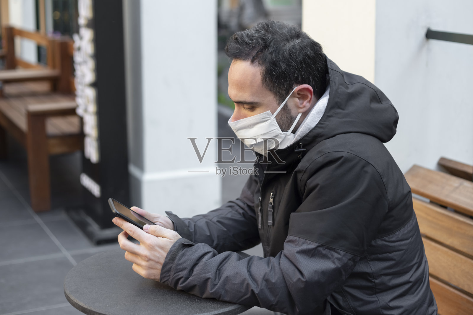 戴口罩的男人在伊斯坦布尔街头漫步照片摄影图片