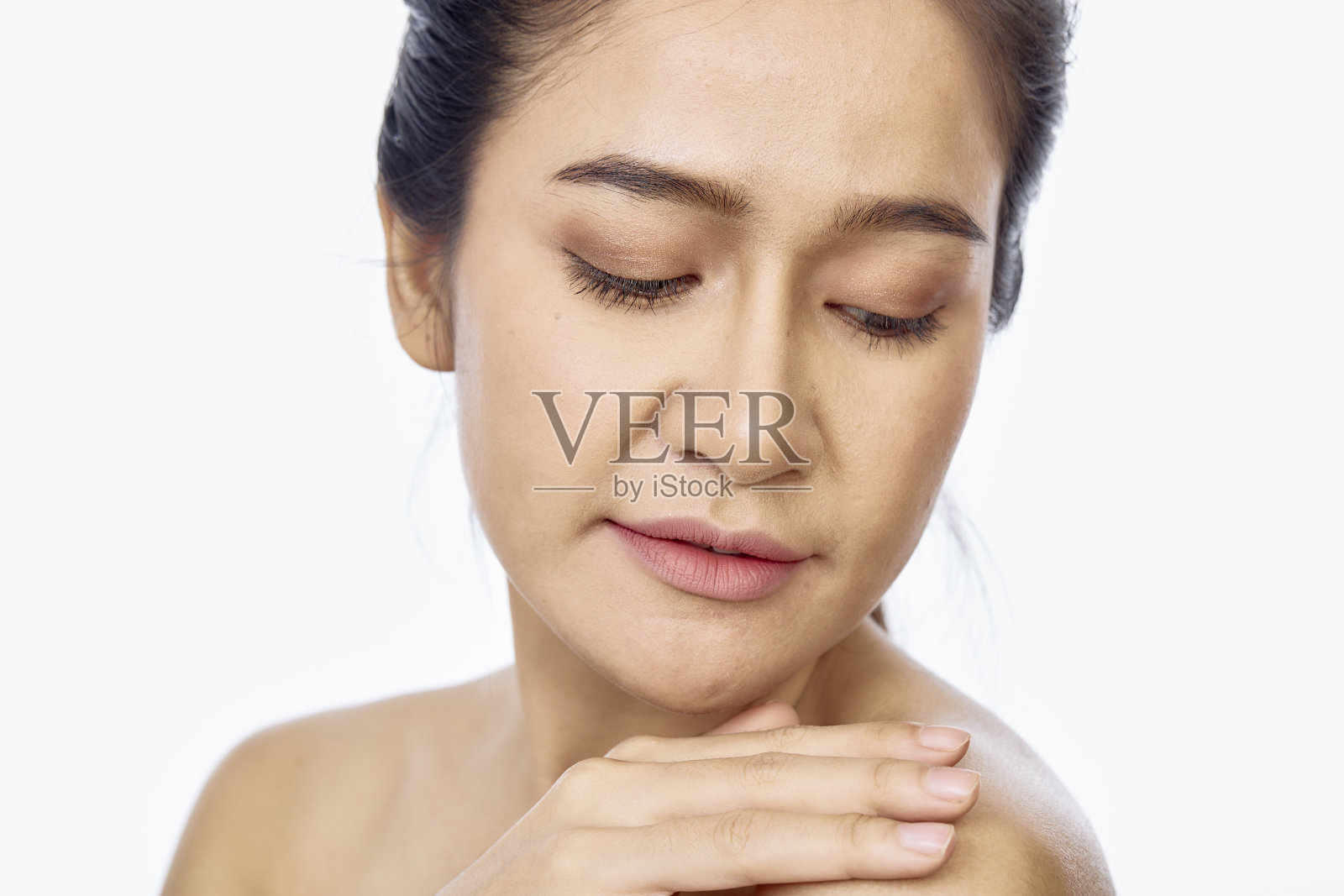 拥有洁净肌肤的年轻亚洲女性照片摄影图片