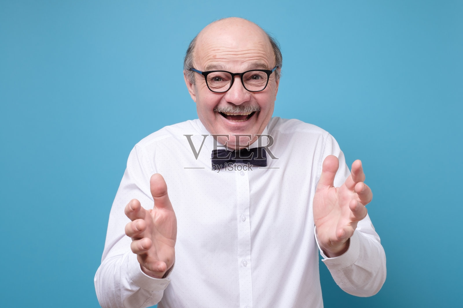 男人说话或告诉新闻，惊讶的婴儿潮男孩是震惊的好销售照片摄影图片