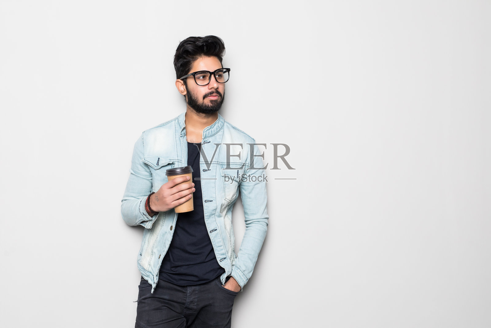 印度帅哥喝咖啡。亚洲人站在白色的背景拷贝空间。照片摄影图片