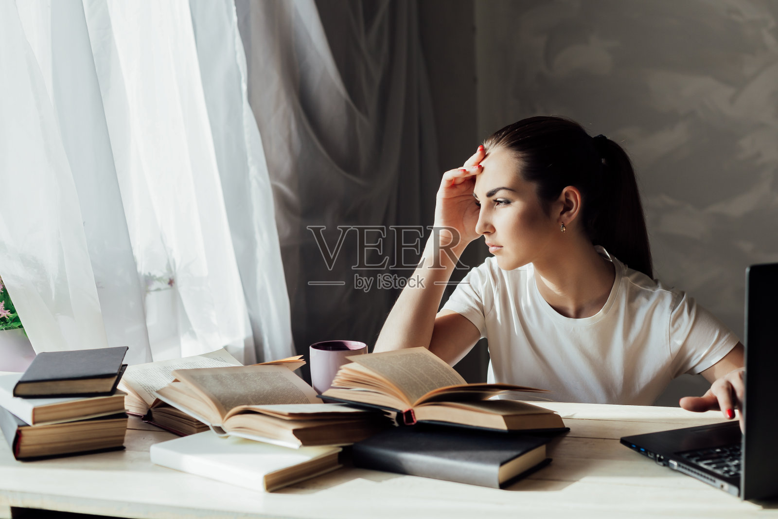 准备考试并读书的美丽女孩照片摄影图片