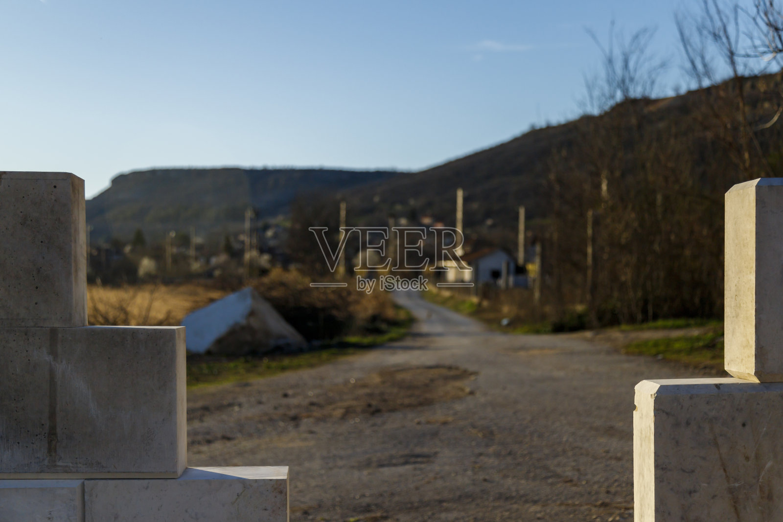 保加利亚罗马Kunino村，2020年3月13日-石匠高中照片摄影图片