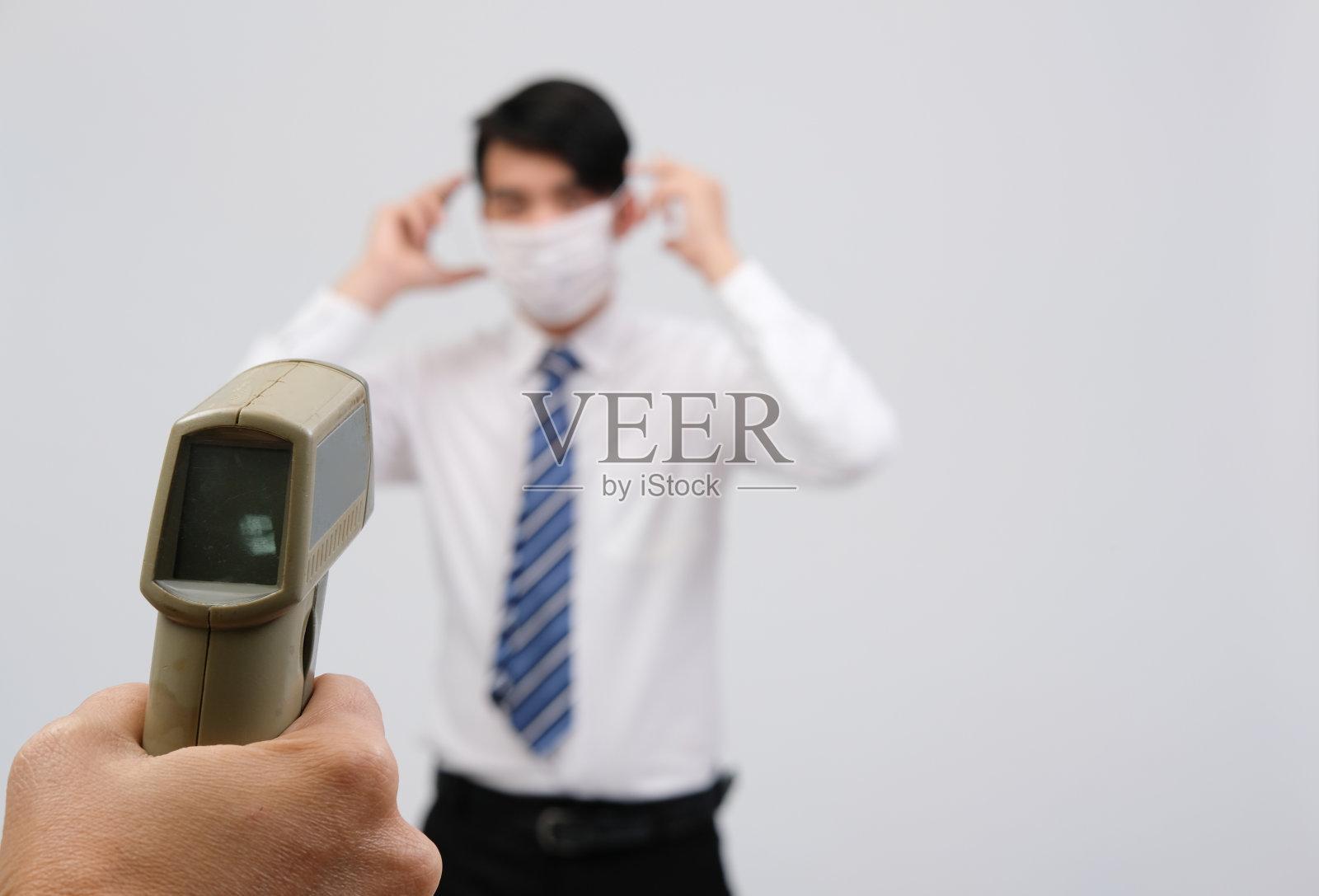 用红外额温枪测量体温照片摄影图片