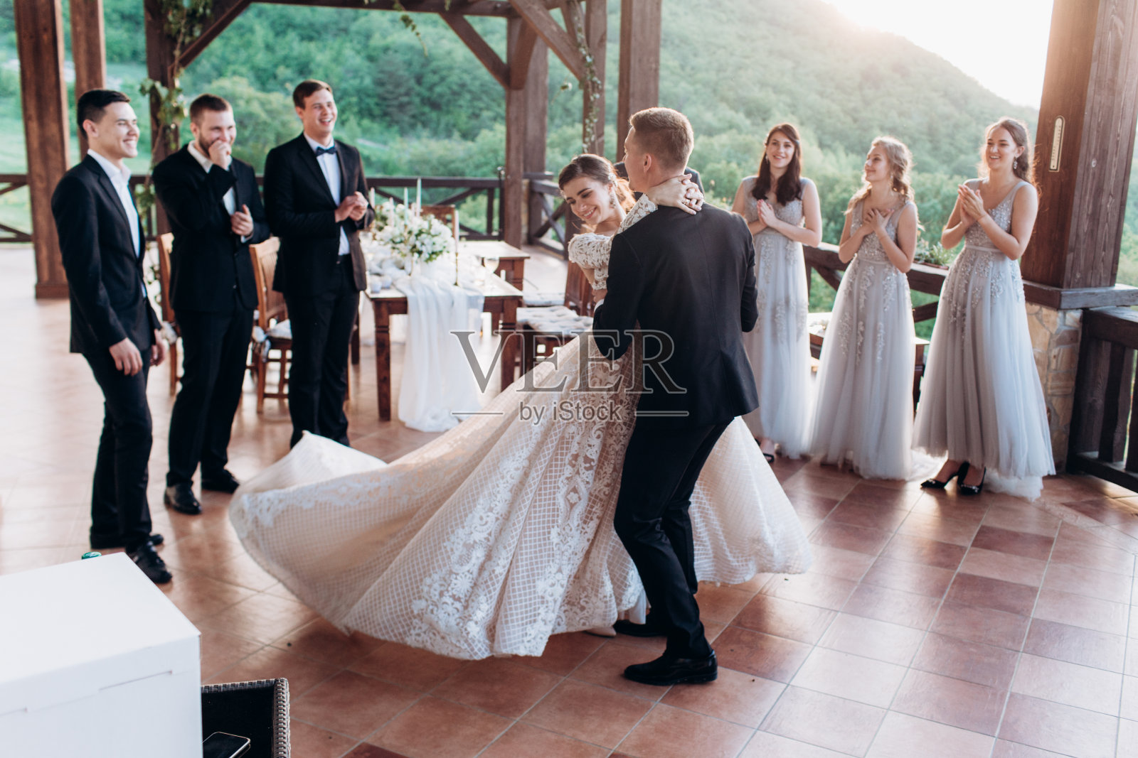 青春的第一支舞。新娘和新郎正在跳他们的第一支舞。照片摄影图片