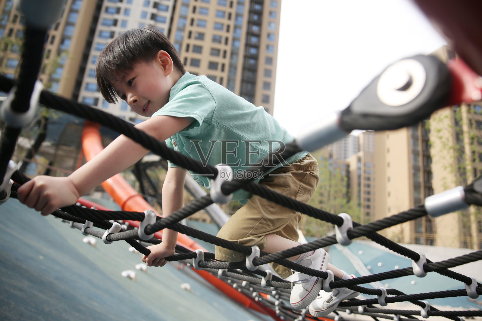 快乐的孩子们在外面玩耍照片摄影图片