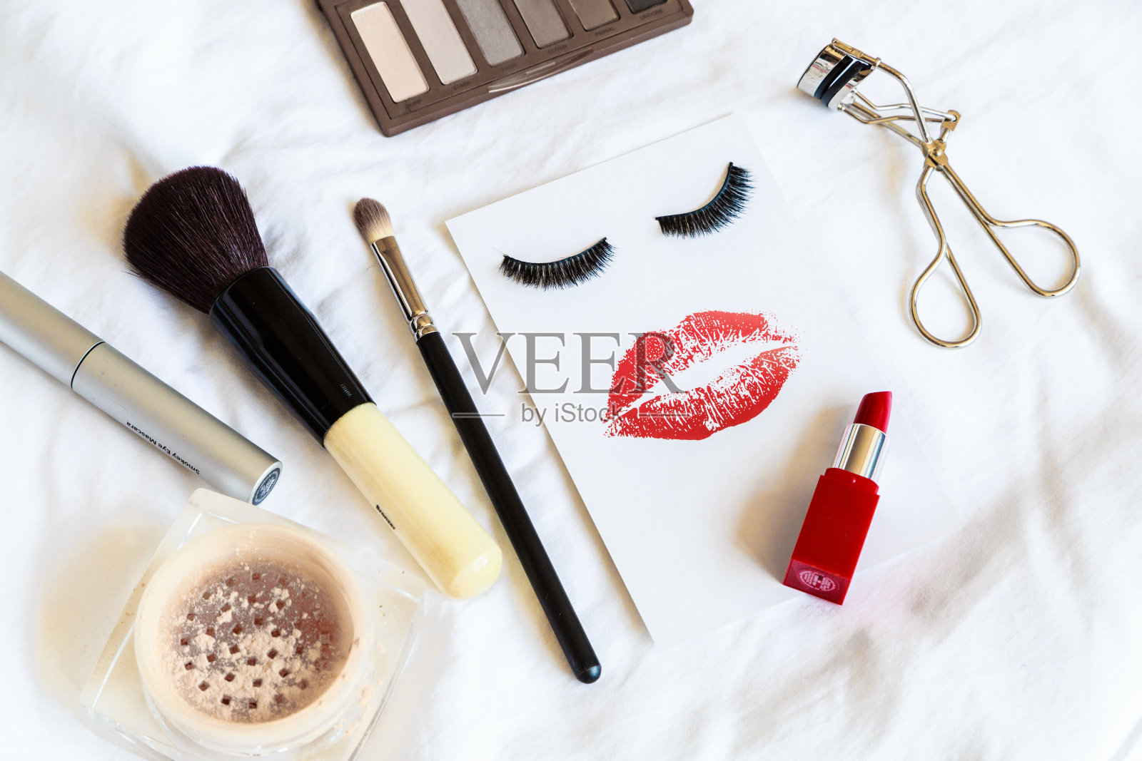 在白色背景上添加项目。一套豪华装饰化妆品平铺，俯视图，模型，模板。最小的风格。美博主的概念照片摄影图片