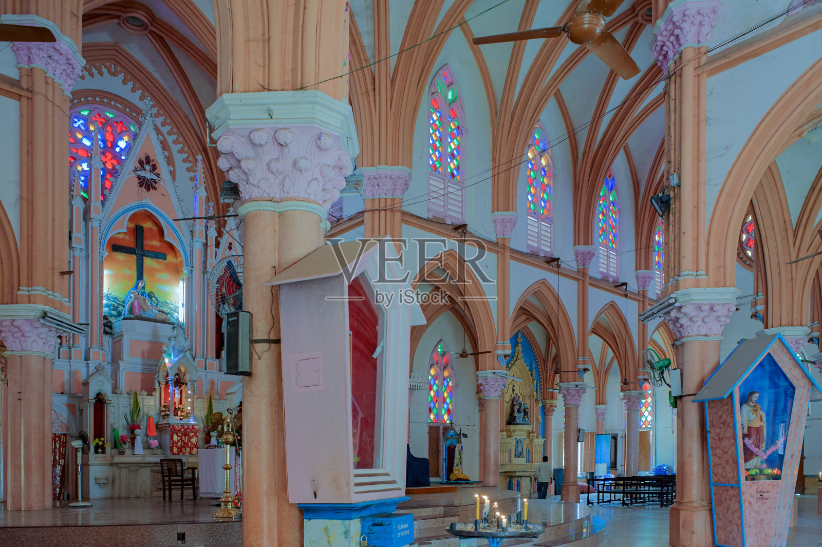 泰米尔纳德邦马杜赖圣玛丽教堂内部装饰华丽照片摄影图片