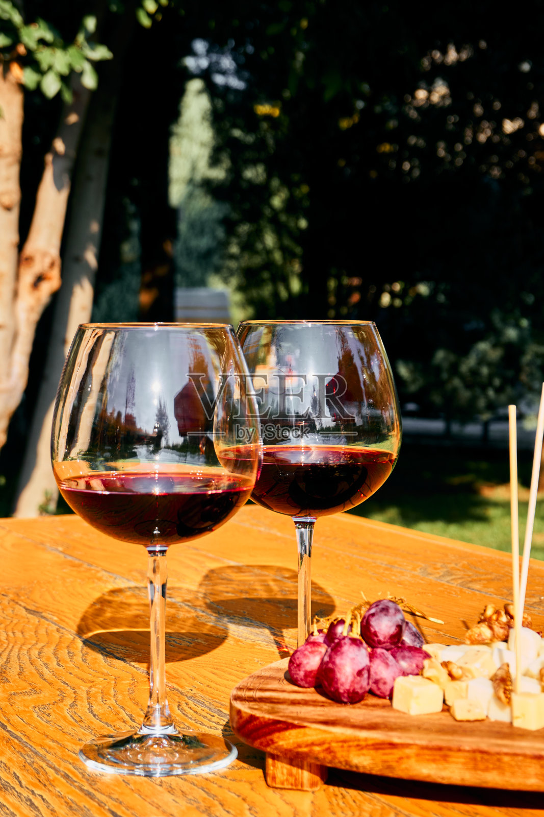 几杯上好的红酒照片摄影图片