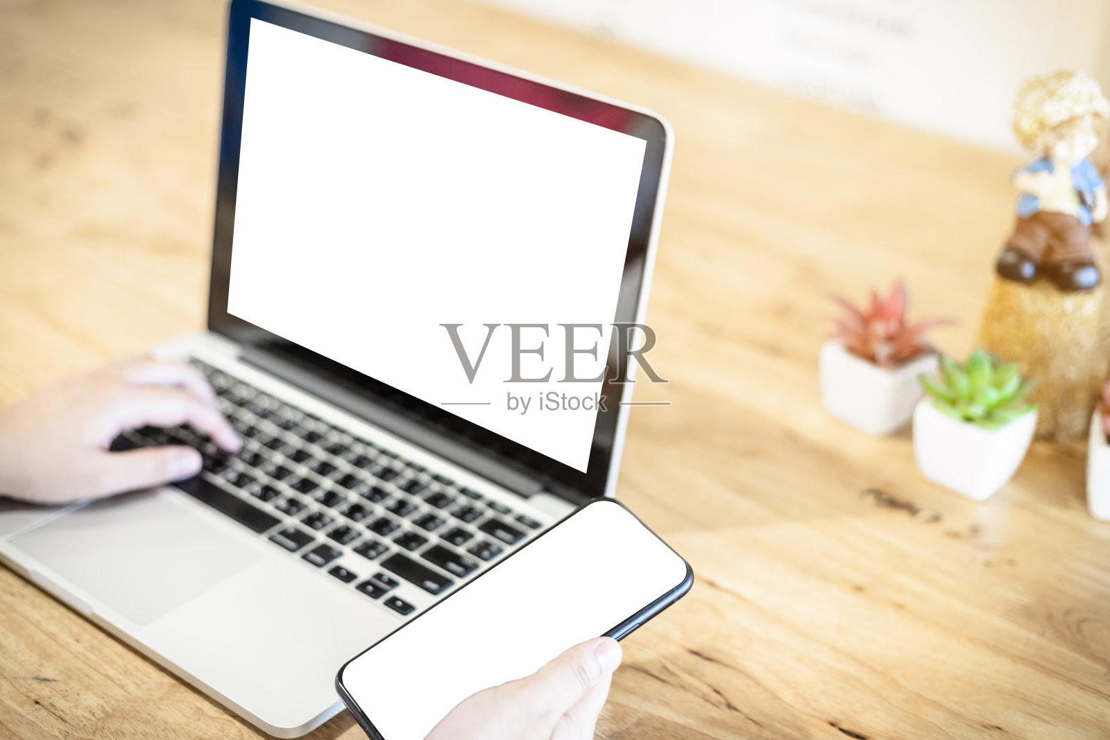 特写商业女性工作与手握智能手机和笔记本电脑在咖啡店像背景。照片摄影图片