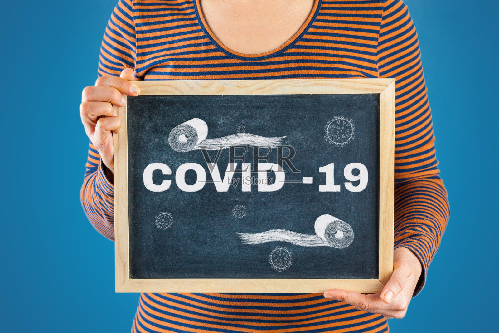 妇女腹部举着COVID - 19黑板标志照片摄影图片