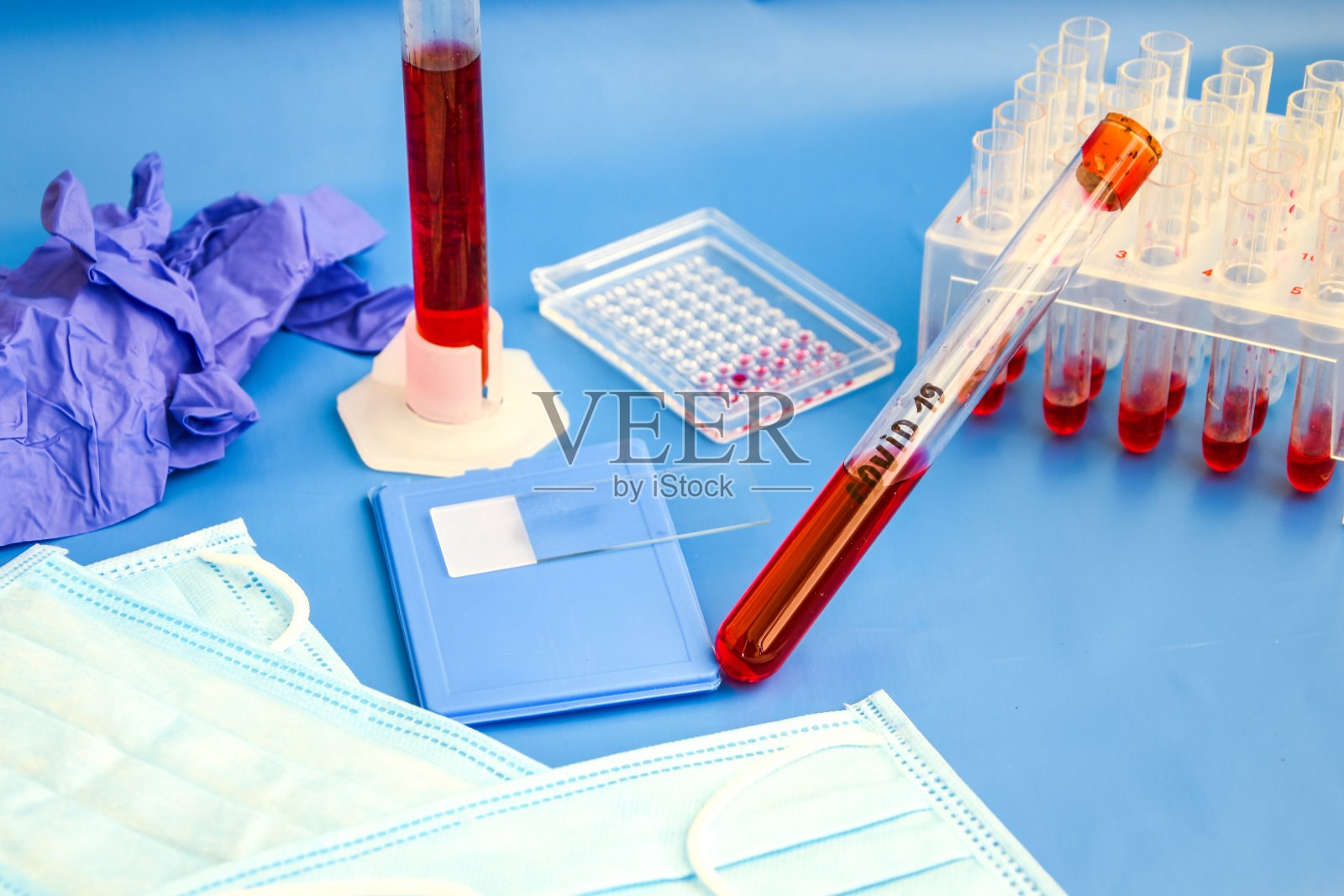 冠状病毒血液分析概念。呼吸面罩上有血迹，注射器上刻着意照片摄影图片