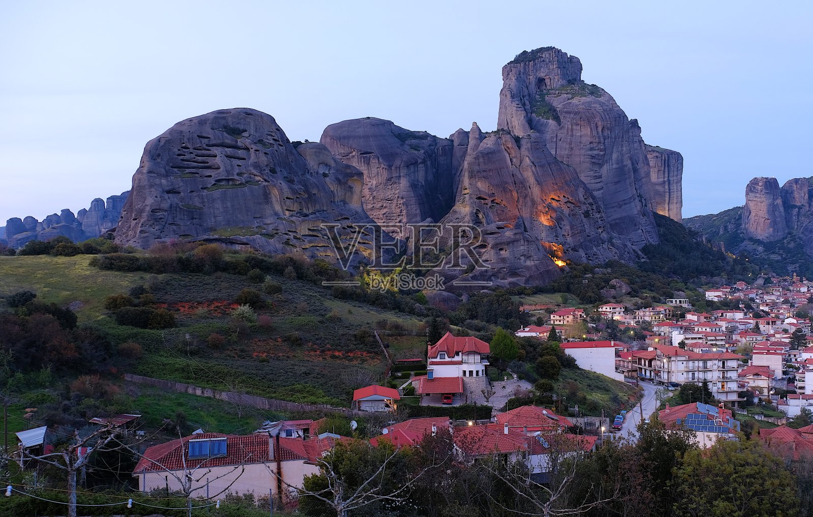 米特拉镇日落全景，希腊著名地标。照片摄影图片
