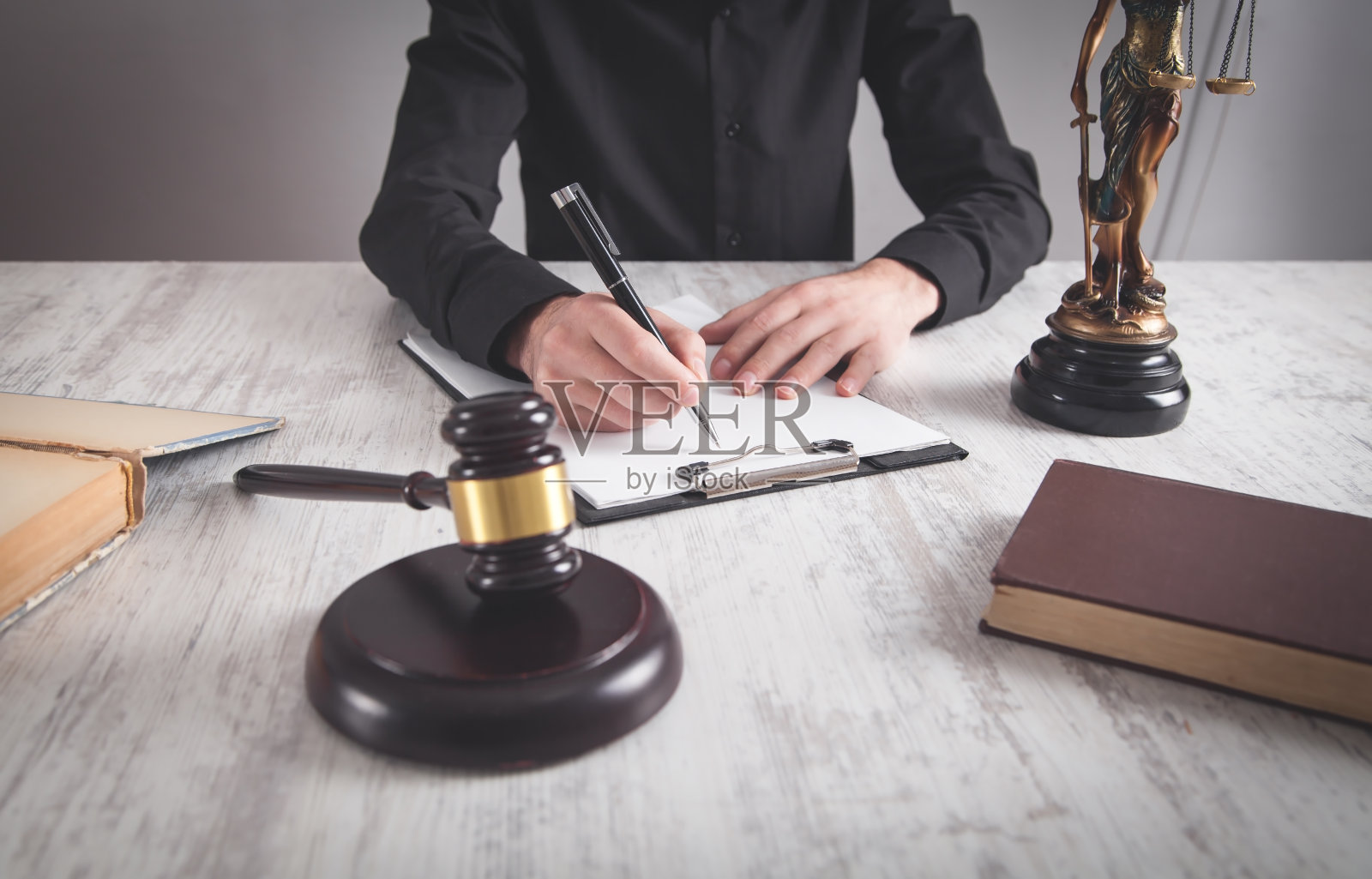 测深块上的小木槌。法官的工作。正义与法律照片摄影图片