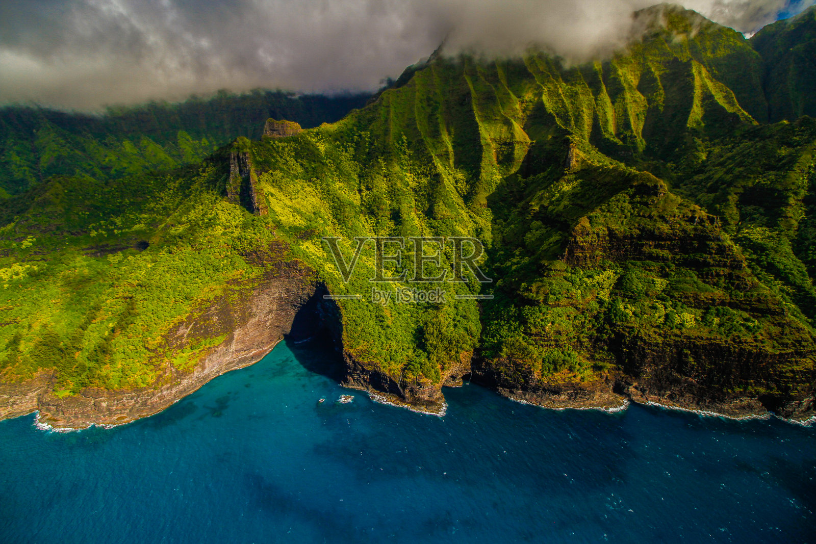 夏威夷考艾岛的纳帕里海岸，在一个阳光明媚的日子鸟瞰照片摄影图片