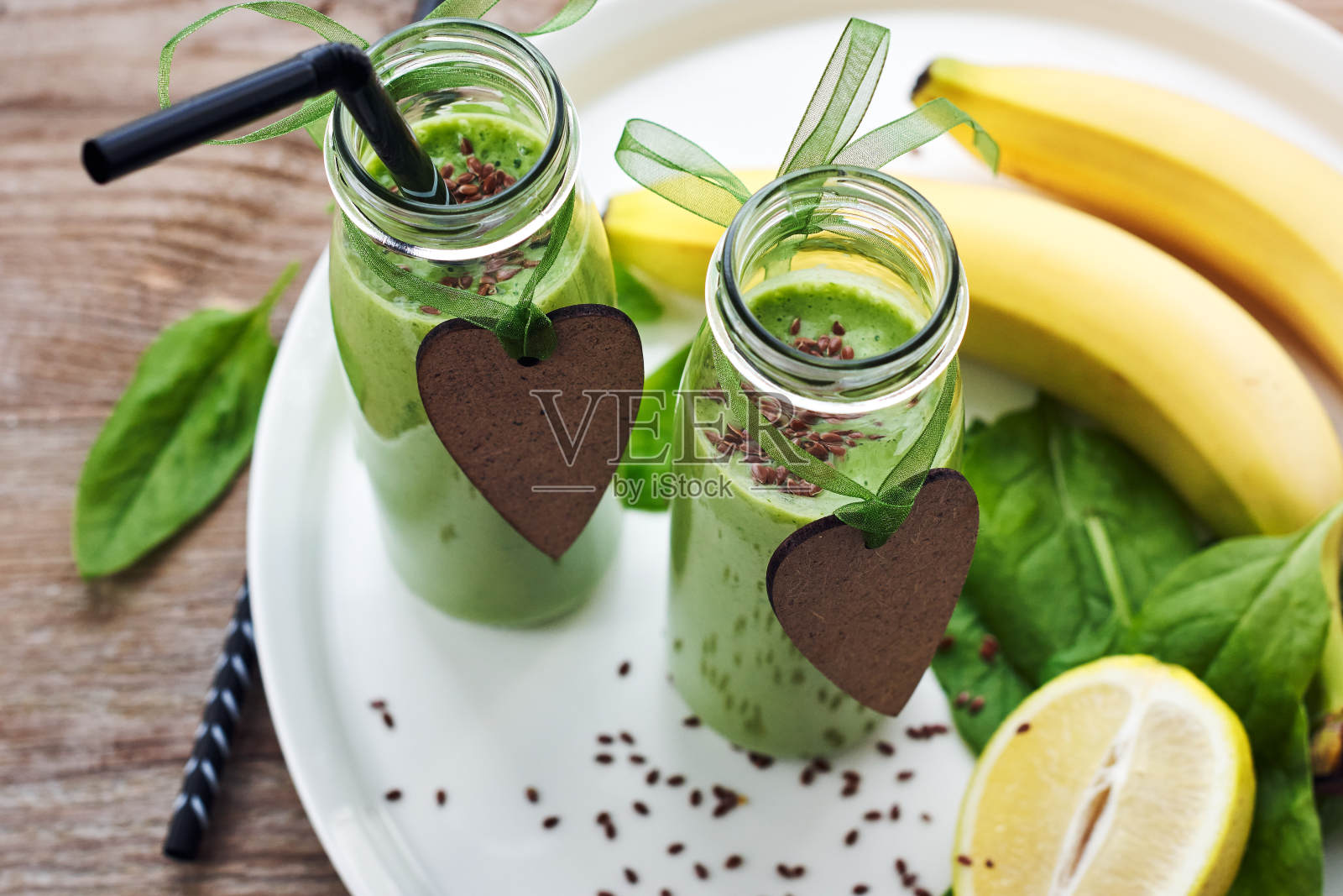 含有菠菜和香蕉的健康绿色奶昔。照片摄影图片