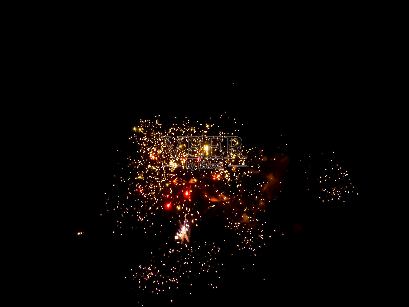 黑色天空背景上五颜六色的烟花。照片摄影图片