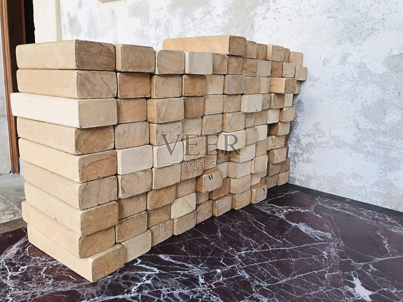 在木堆中查看每一个木片的表面和图案。照片摄影图片